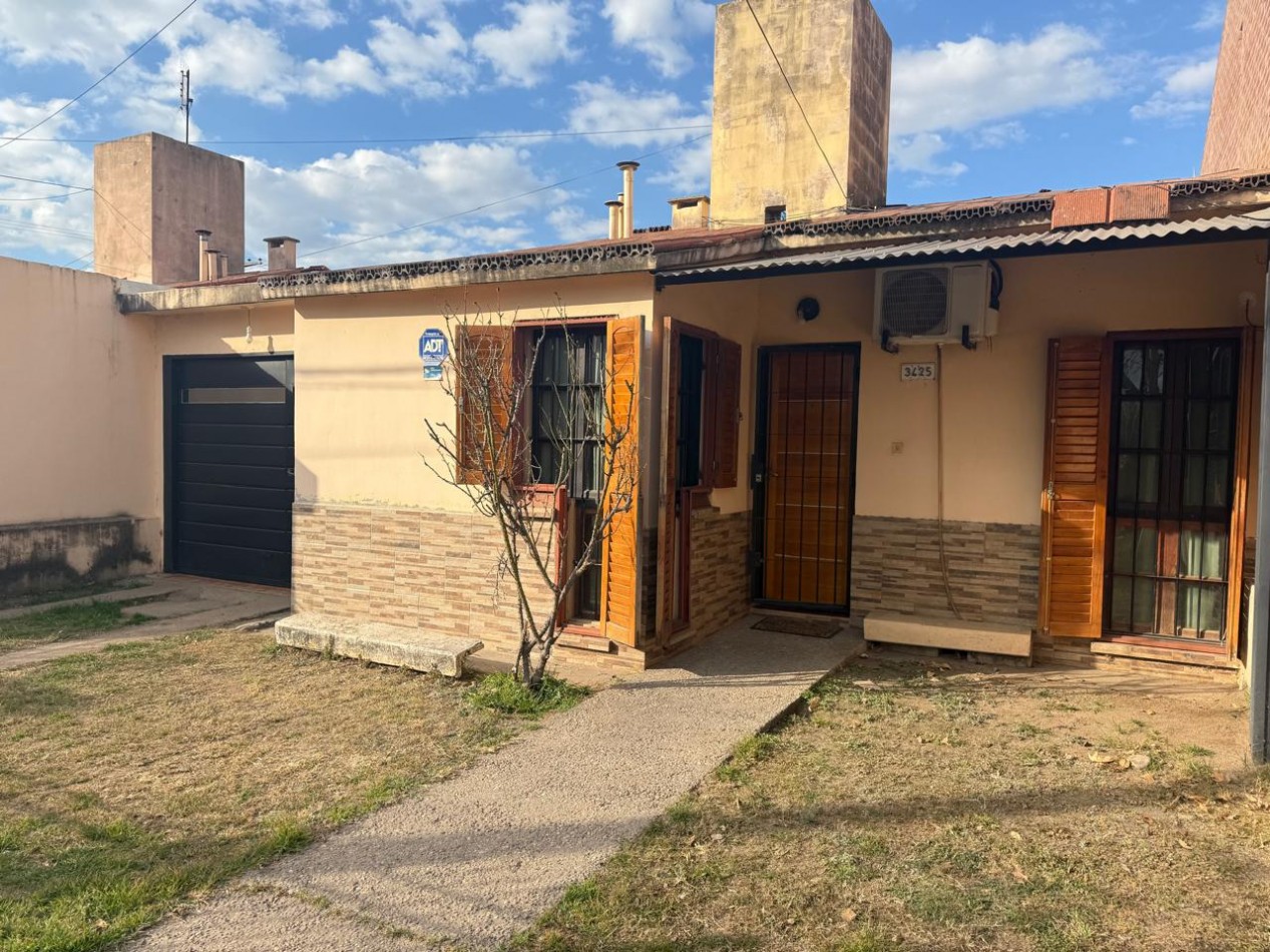 Oportunidad en B° Matienzo - Casa con jardin y cochera por USD 48.000