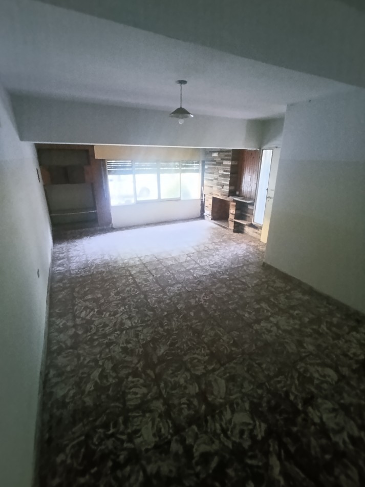 Amplia propiedad Res. Velez Sarsfield de 3d, Av principal