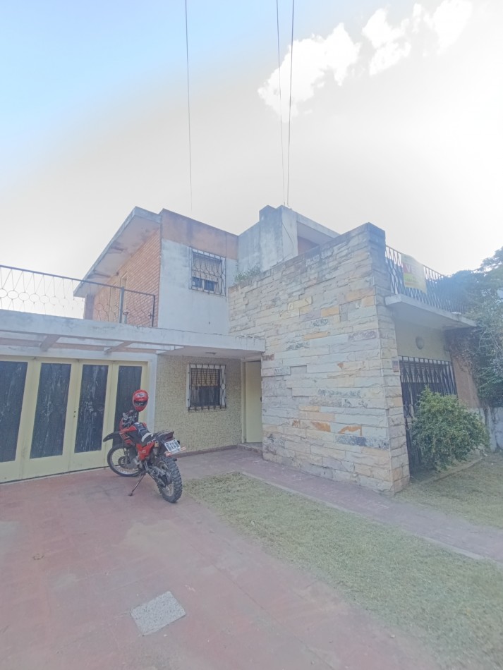 Amplia propiedad Res. Velez Sarsfield de 3d, Av principal