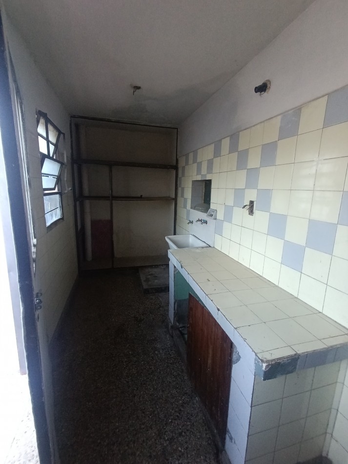 Amplia propiedad Res. Velez Sarsfield de 3d, Av principal