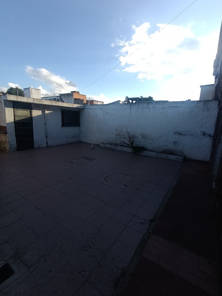 Amplia propiedad Res. Velez Sarsfield de 3d, Av principal