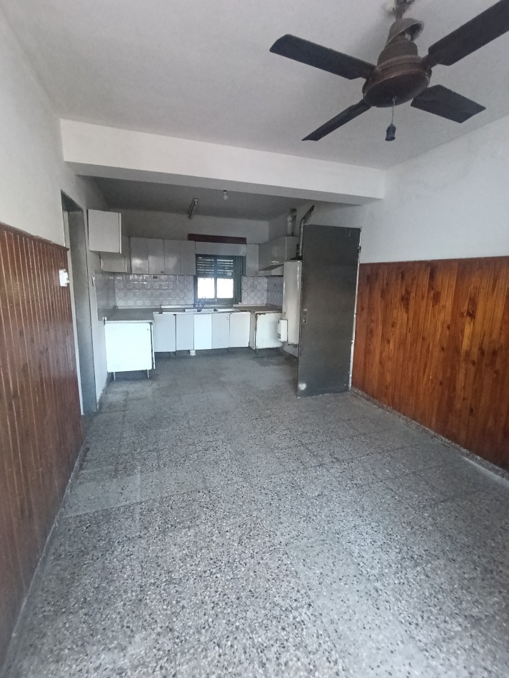 Amplia propiedad Res. Velez Sarsfield de 3d, Av principal