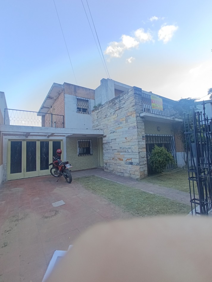 Amplia propiedad Res. Velez Sarsfield de 3d, Av principal