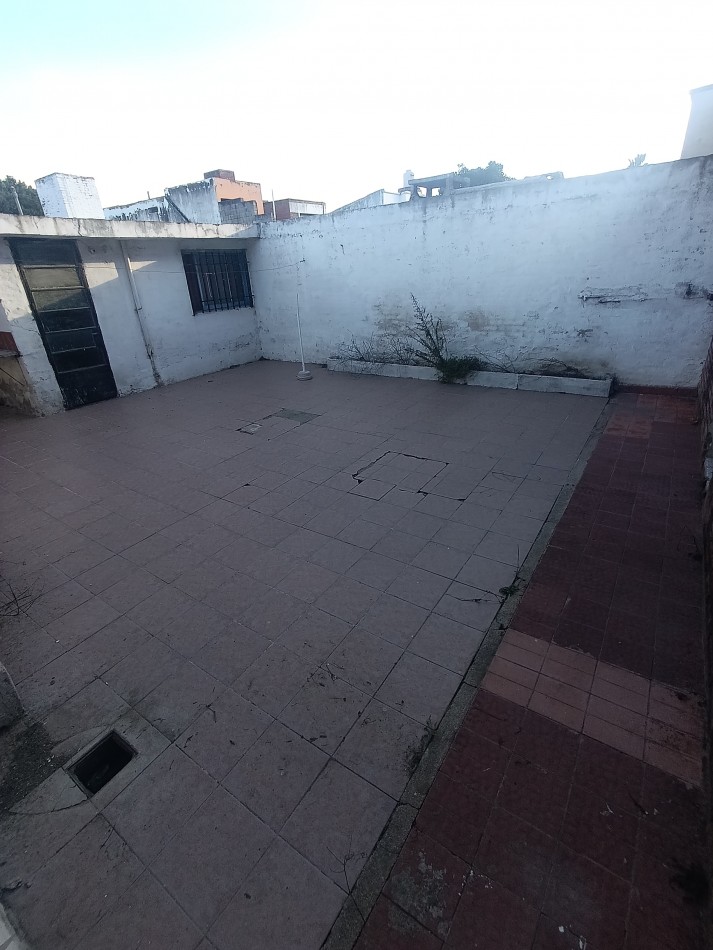 Amplia propiedad Res. Velez Sarsfield de 3d, Av principal