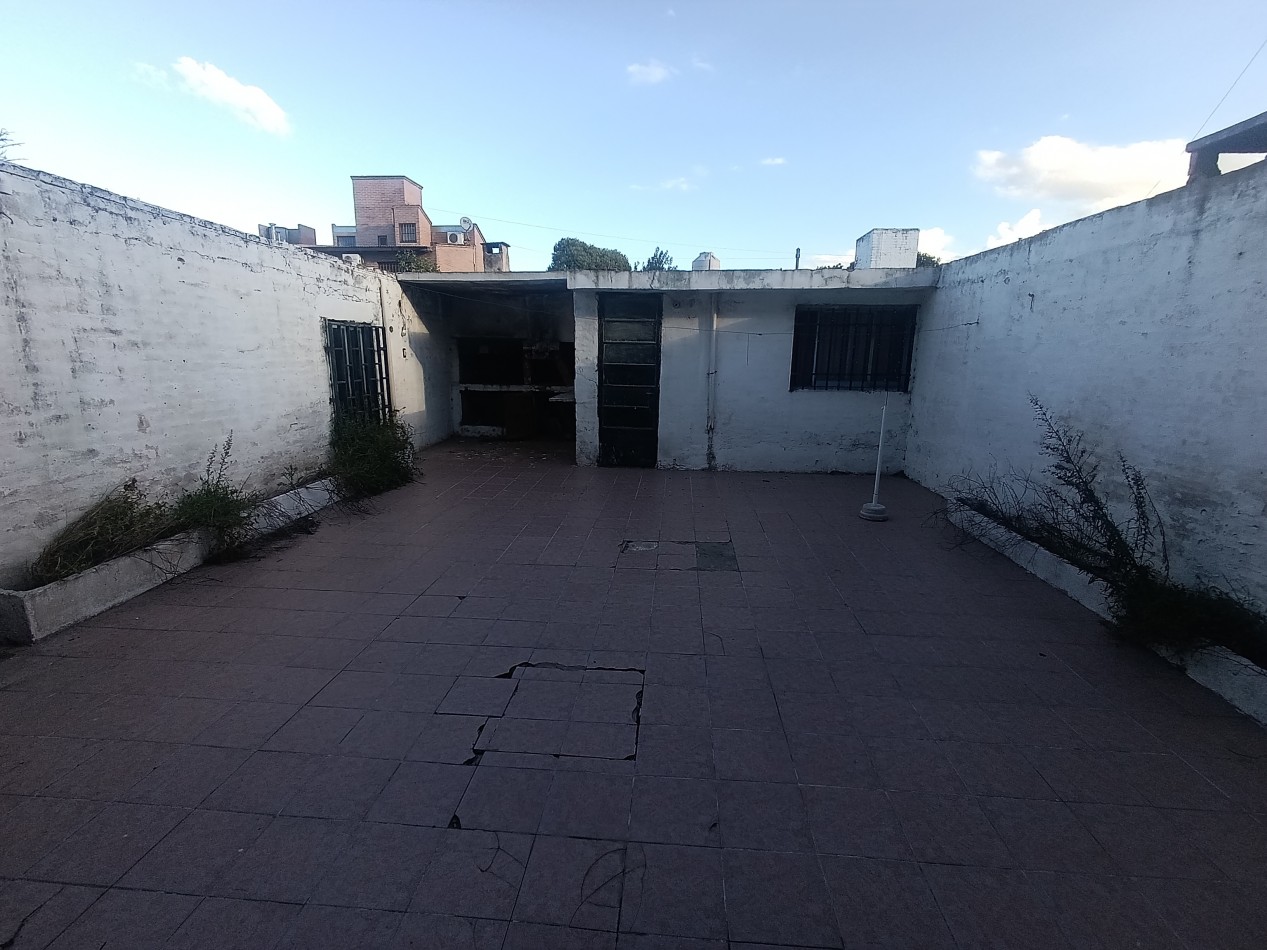 Amplia propiedad Res. Velez Sarsfield de 3d, Av principal