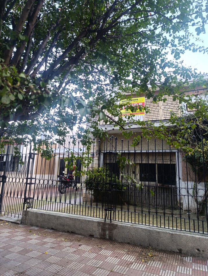 Amplia propiedad Res. Velez Sarsfield de 3d, Av principal