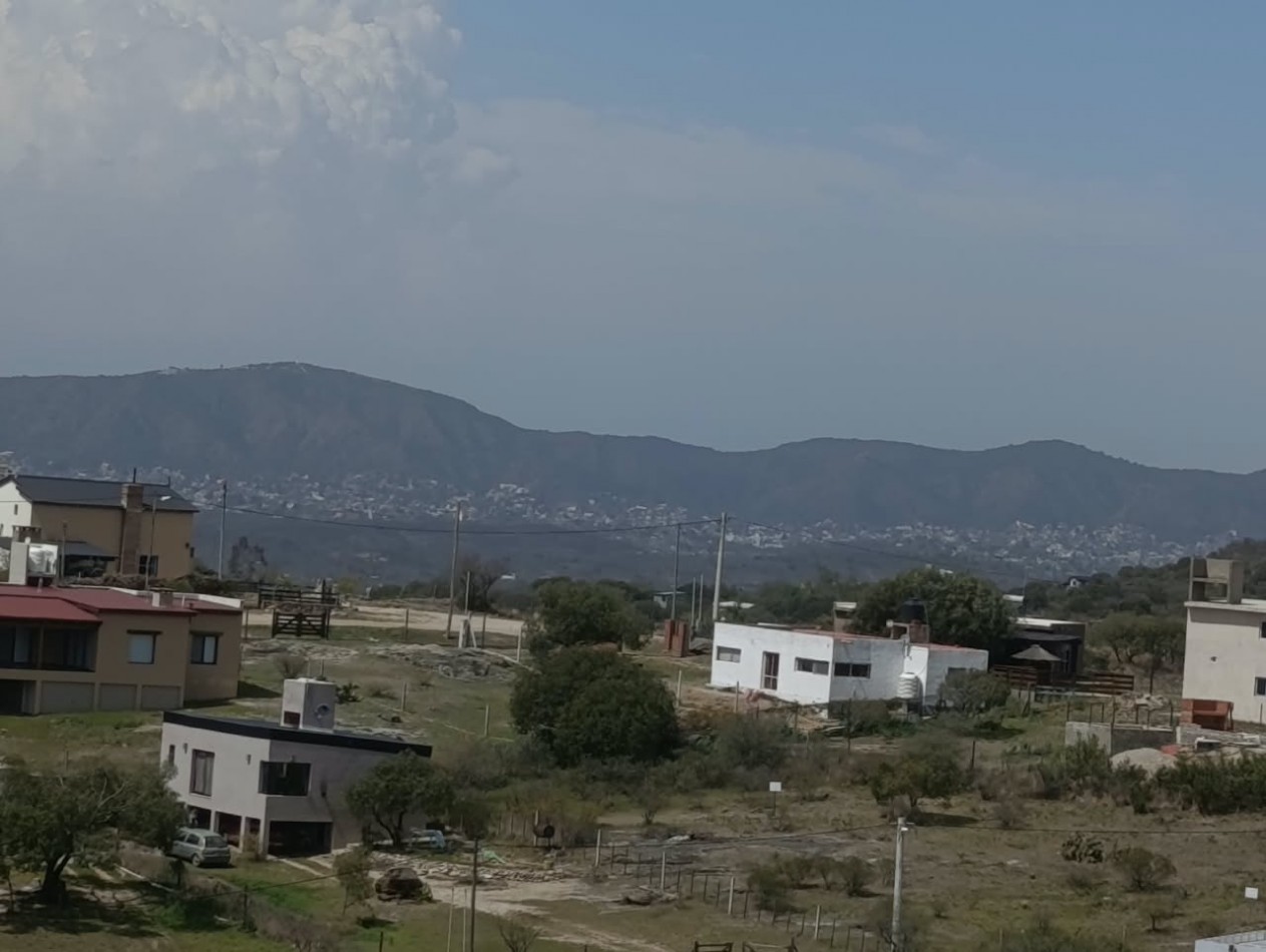 Terreno en Tanti. 786 mts. Todos los servicios c/escritura