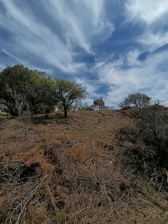 Terreno en Tanti. 786 mts. Todos los servicios c/escritura